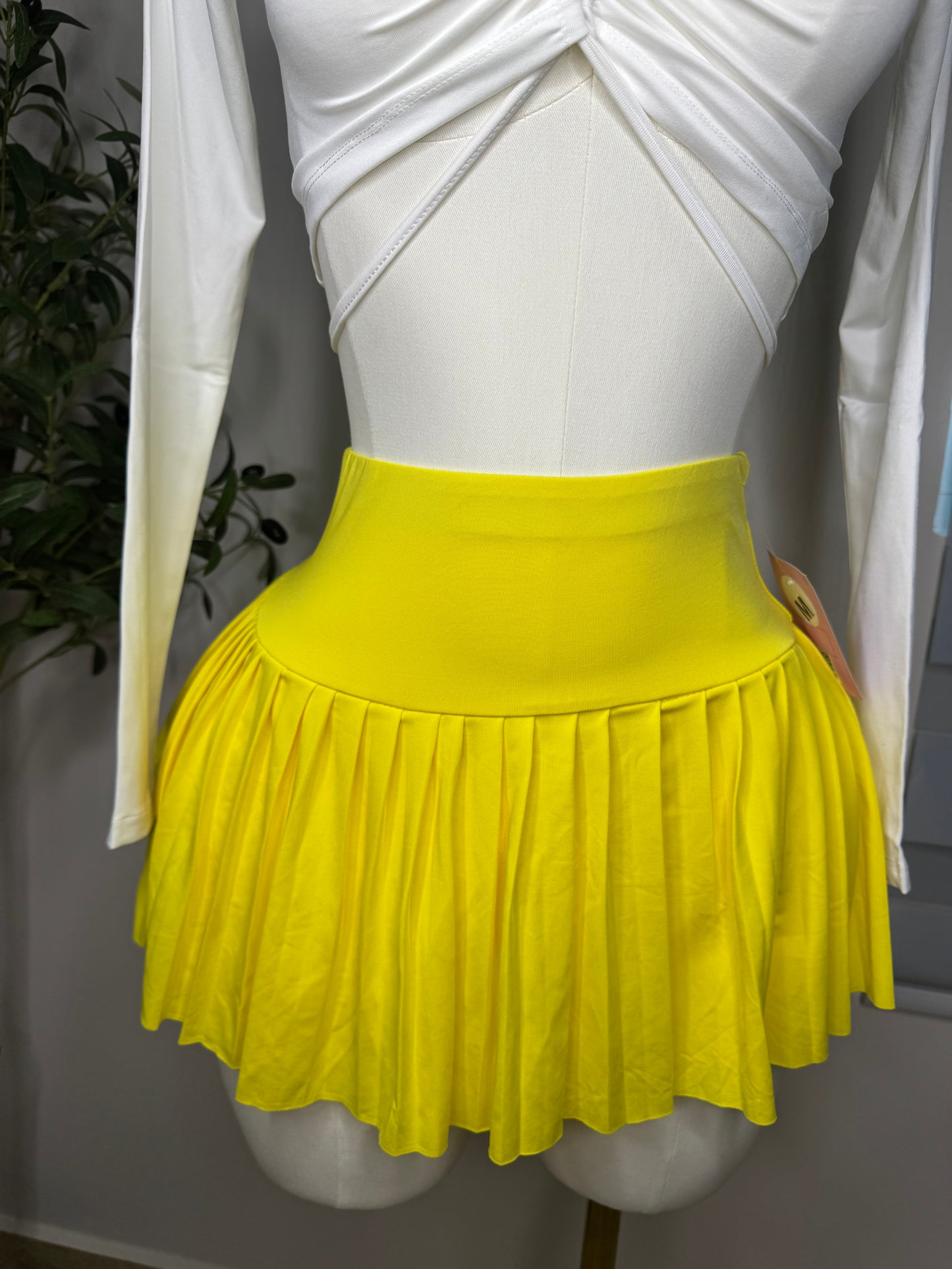Falda con pantalón corto amarilla
