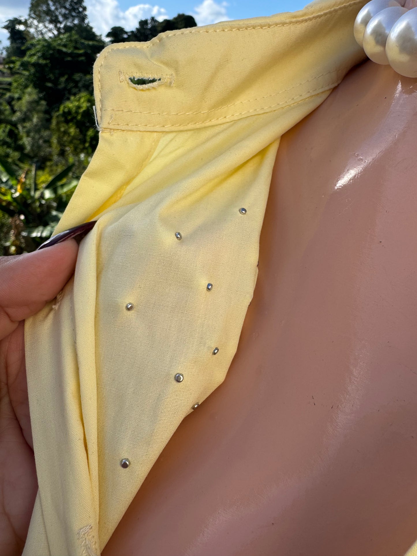 Blusa Fina con Piedras en Amarilla