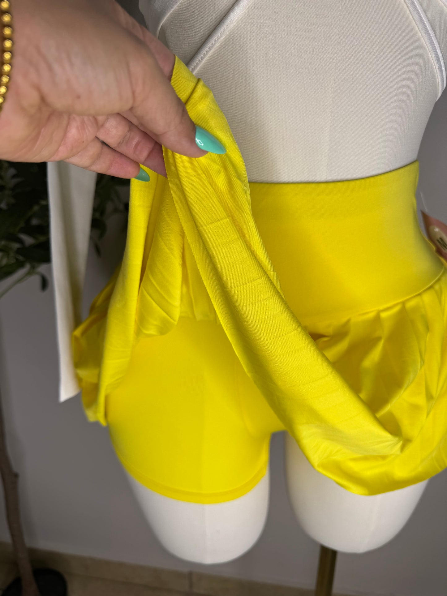 Falda con pantalón corto amarilla